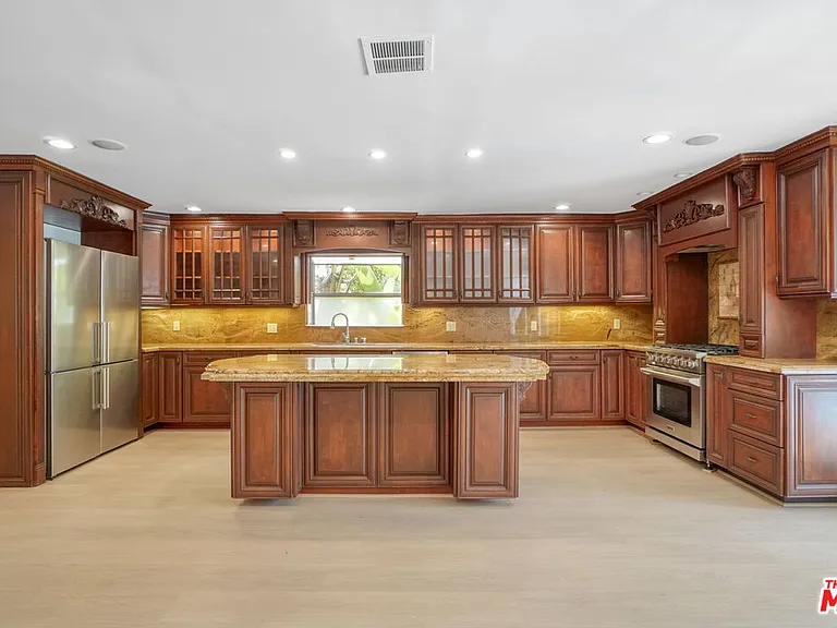 209 N Doheny Dr — Photo 12