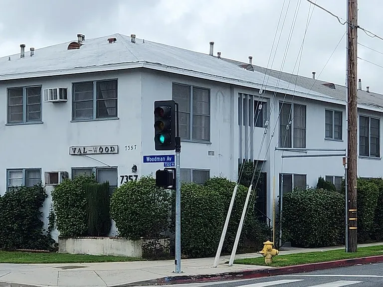 7357 Woodman Ave — Photo 10