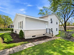 2207 Kirchoff Rd, Rolling Meadows, IL 60008