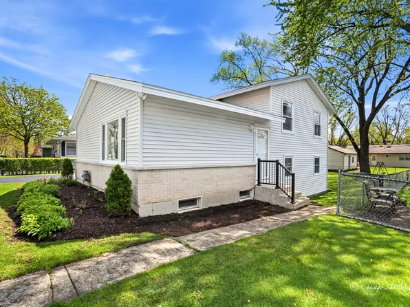 2207 Kirchoff Rd, Rolling Meadows, IL 60008