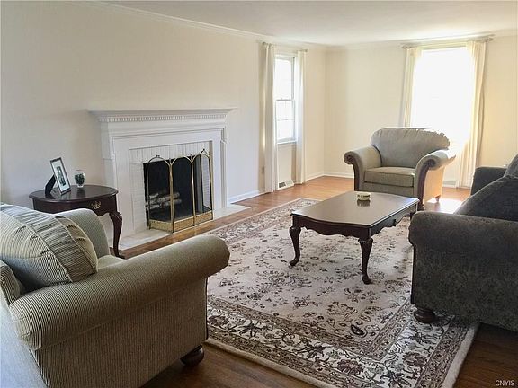 4th image of 106 Holly Cir
