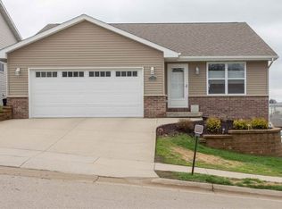 7926 N Westbrook Dr, Dubuque, IA 52002