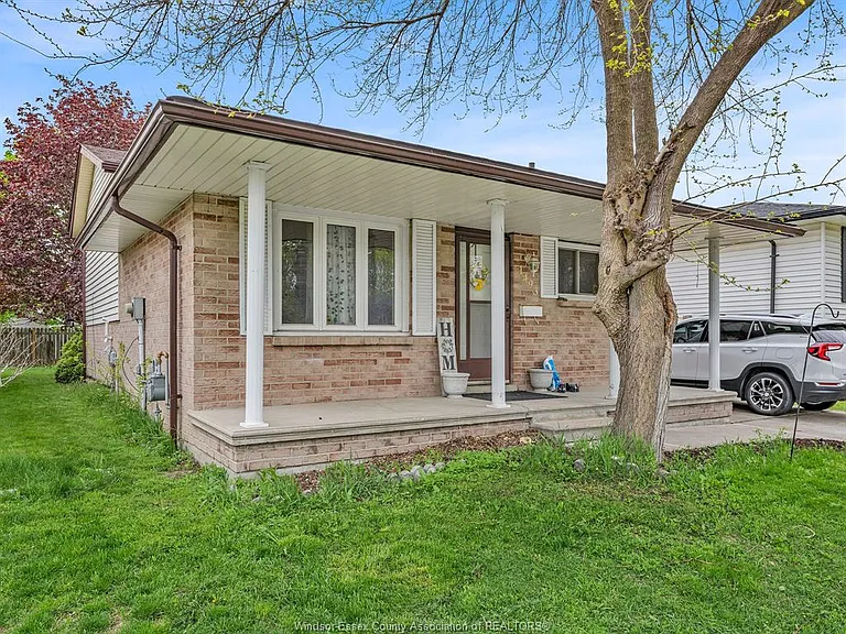 1493 Azalia Cres — Photo 4