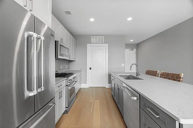 1 bed, 705 sqft, $2,700 — Photo 3