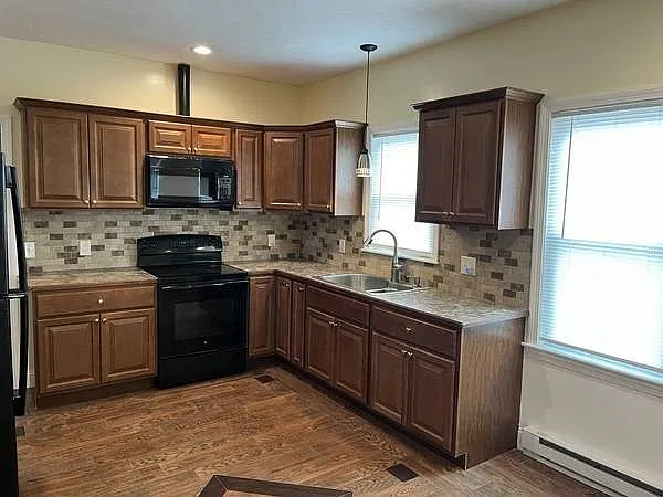 3 bed, 1.0 bath, 1200 sqft, $1,850 — Photo 3