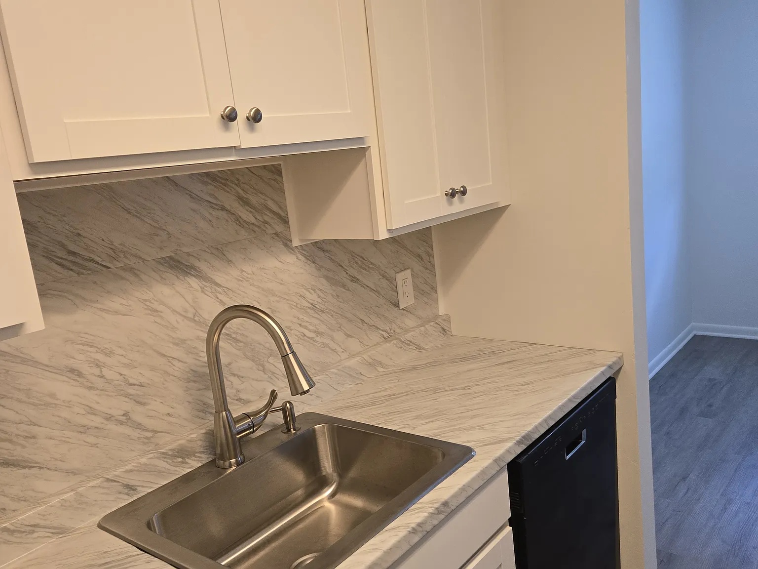 2 bed, 1.5 bath, 876 sqft, $1,680 — Photo 3