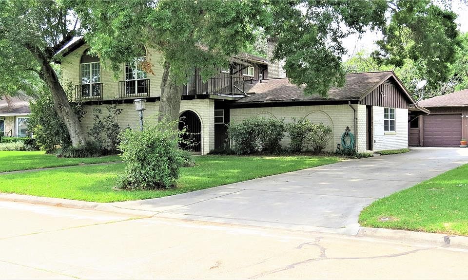 1st image of 109 Royal Dr