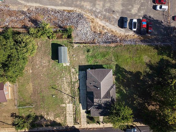 3rd image of 118 Center St SW