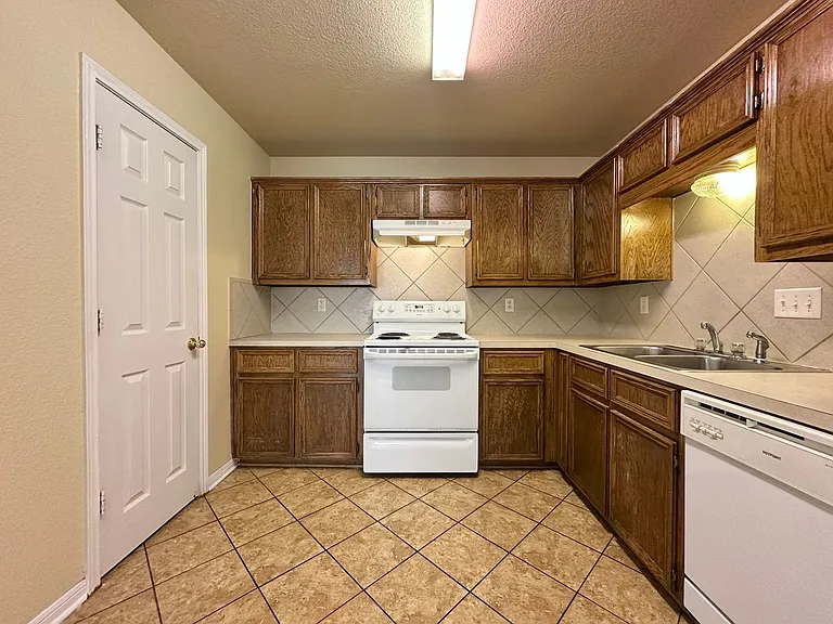 4304 Elms Run Cir — Photo 9