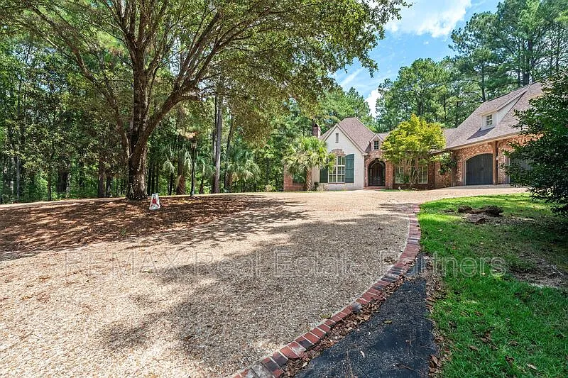 4 bed, 3.5 bath, 3600 sqft, $3,600 — Photo 3