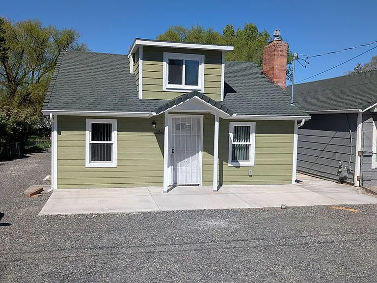 1420 Summers Ln — Photo 2