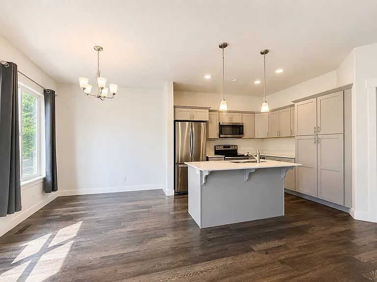 221 W Whitewater Dr — Photo 2