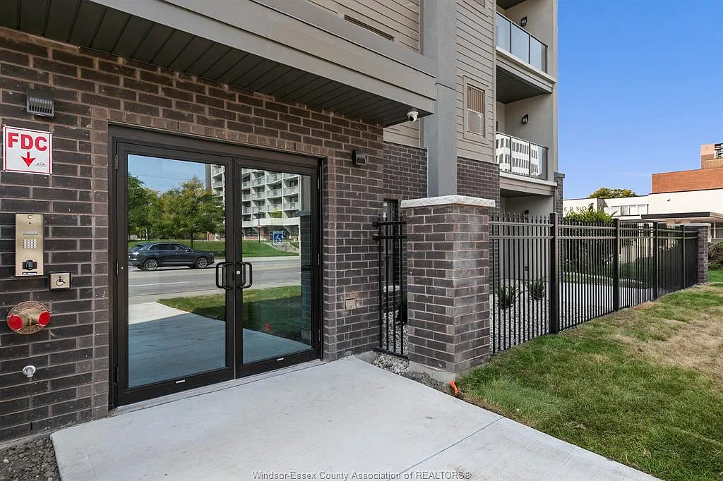 955 Ouellette Ave — Photo 3