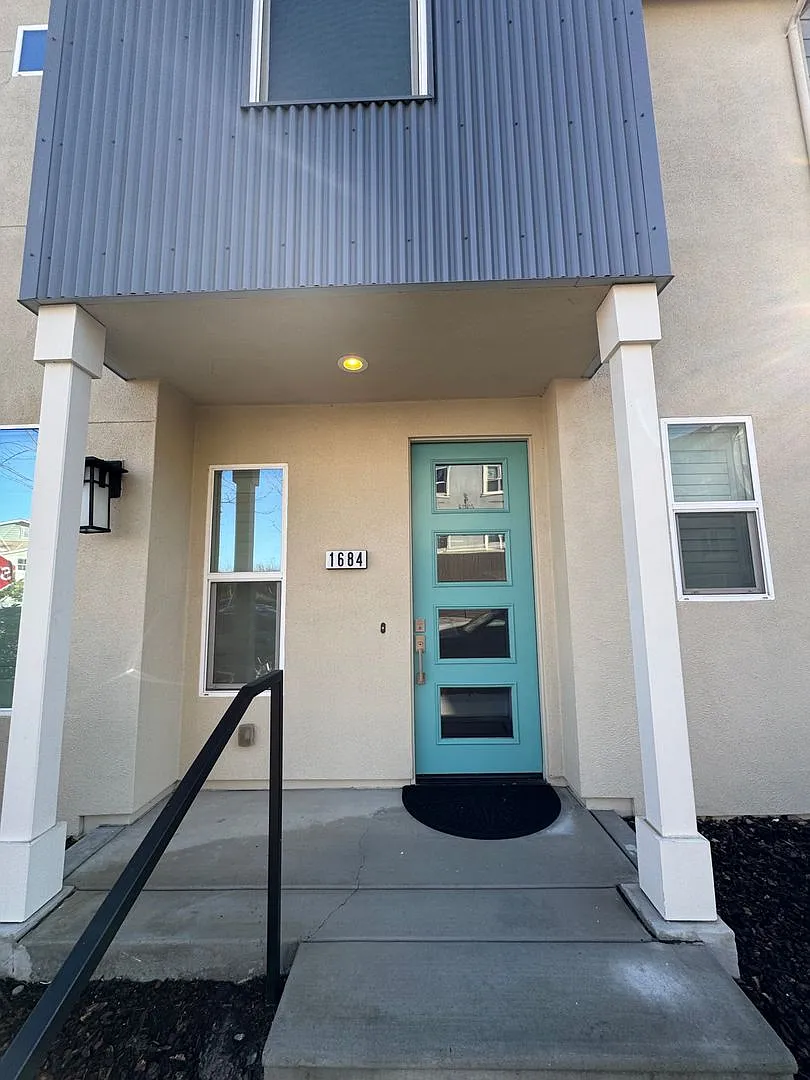 Spacious 4-Bedroom Home in the Cannery — Photo 3