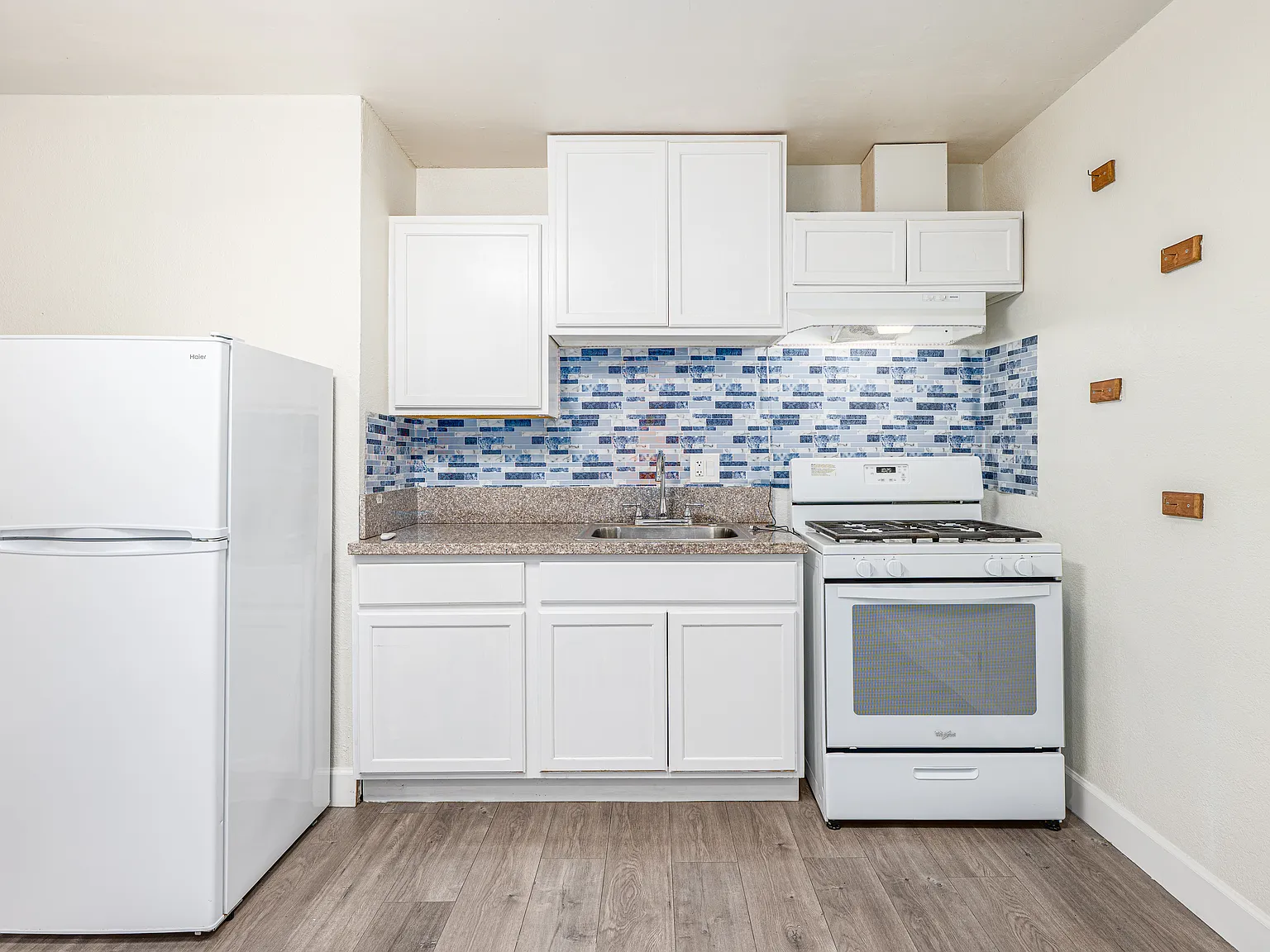 3 bed, 1.5 bath, 1200 sqft, $2,950 — Photo 2