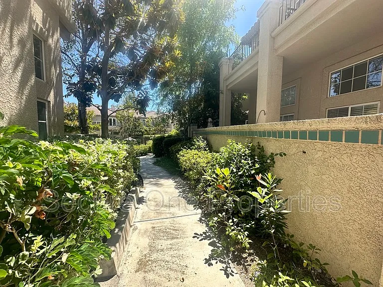 674 Warwick Ave — Photo 33