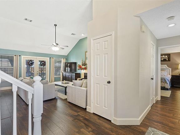 4th image of 909 Blackstone Dr