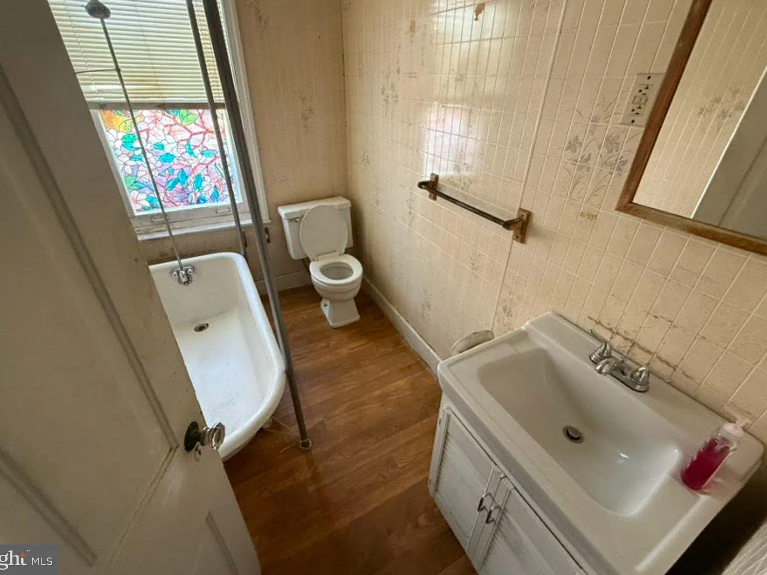 3 bed, 1.0 bath, 1400 sqft, $1,725 — Photo 4