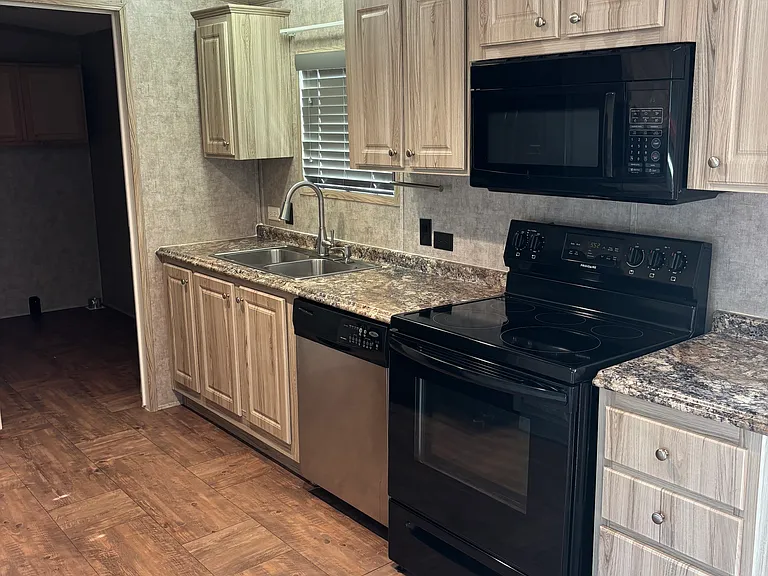 921 Taylor Dr — Photo 8