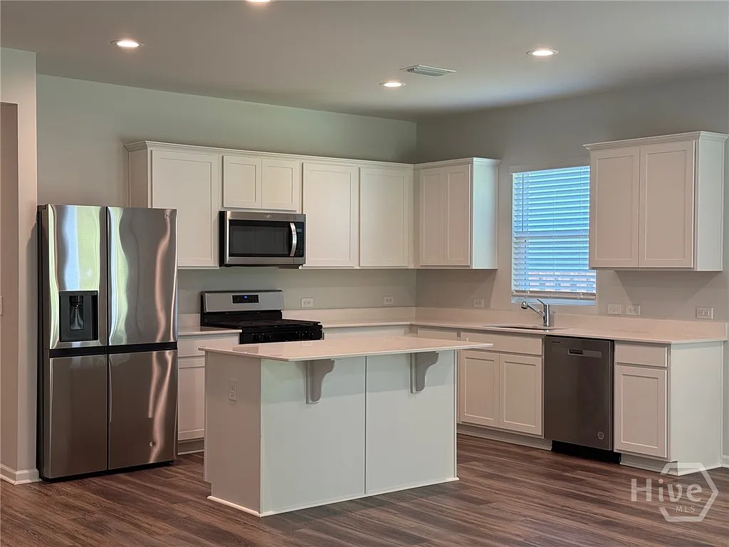 4 bed, 2.0 bath, 1766 sqft, $2,500 — Photo 2