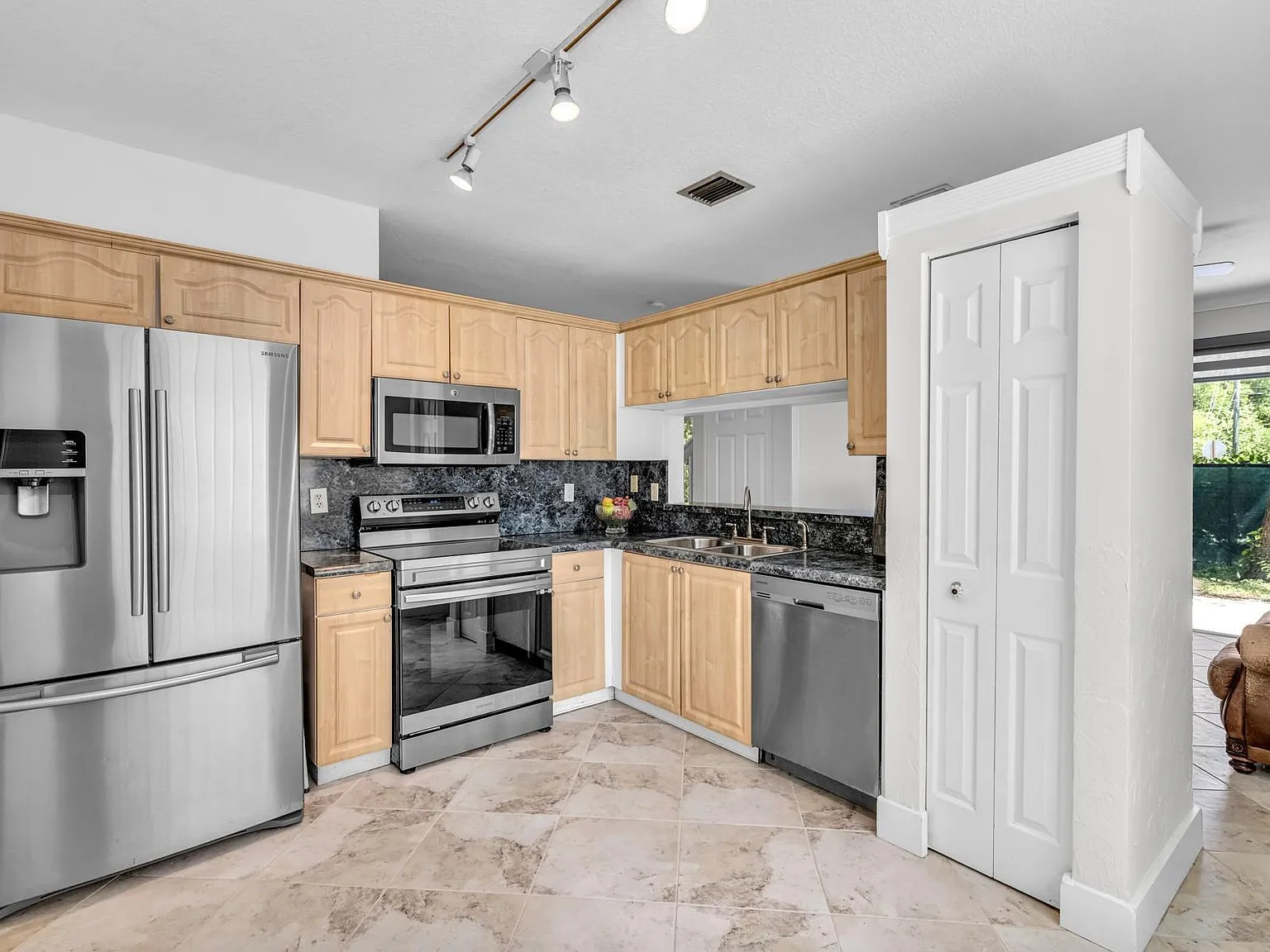 4 bed, 1582 sqft, $5,700 — Photo 2