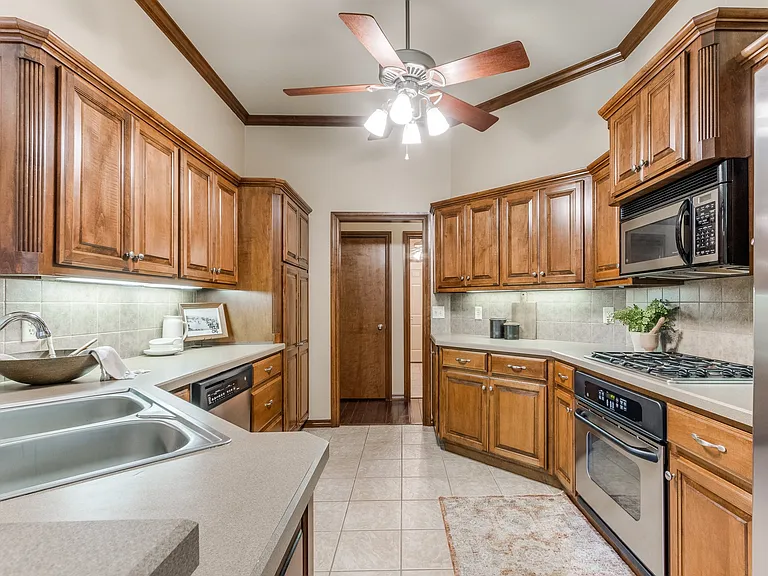 16616 Hardwood Pl — Photo 6