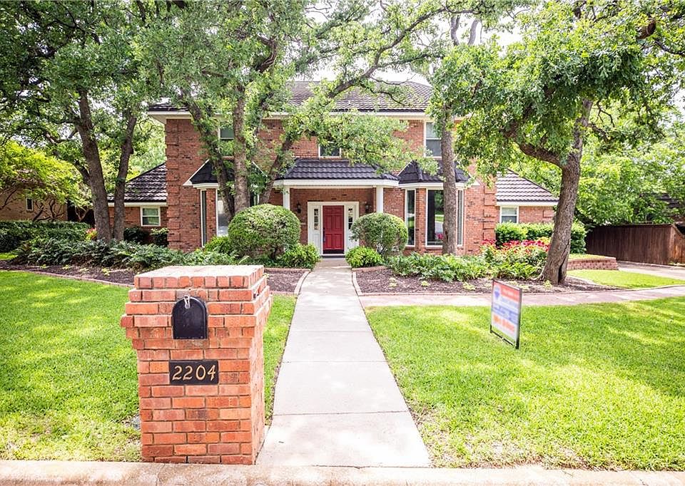 1st image of 2204 Englishoak Dr