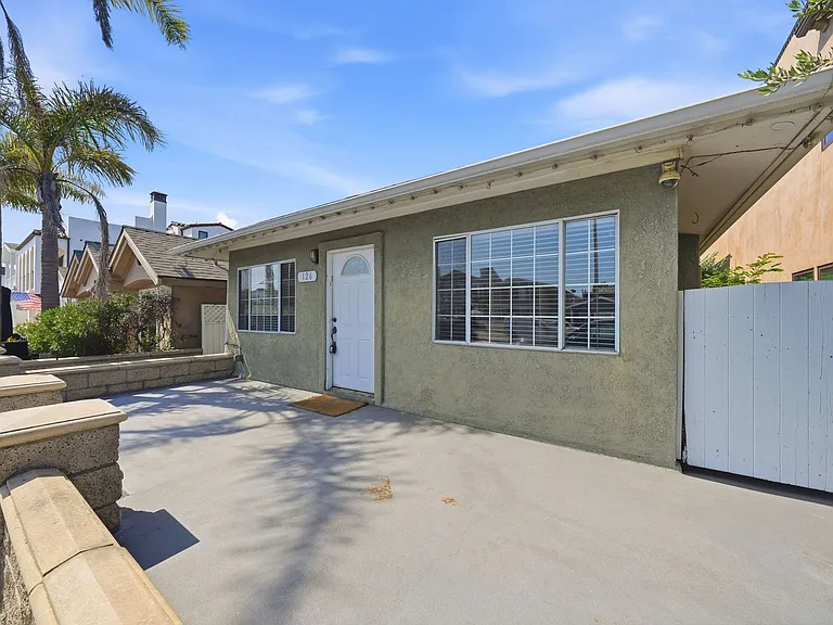 126 E Balboa Blvd — Photo 2