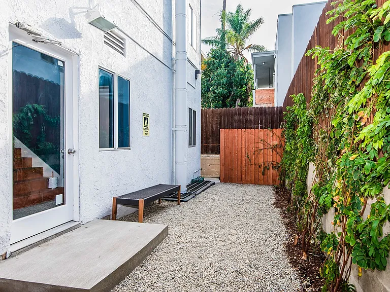 1439 N Curson Ave — Photo 40