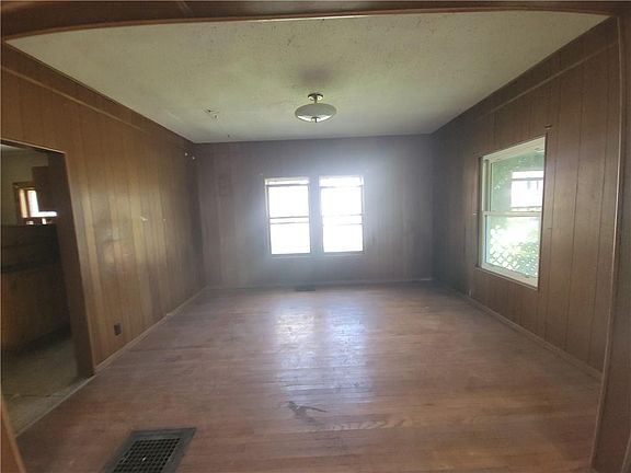 4th image of 1015 Main St