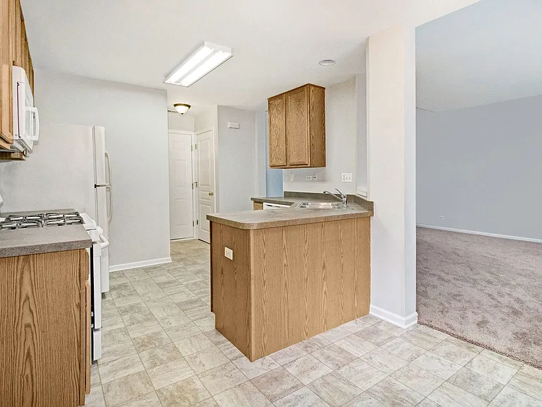 409 Metropolitan St — Photo 8
