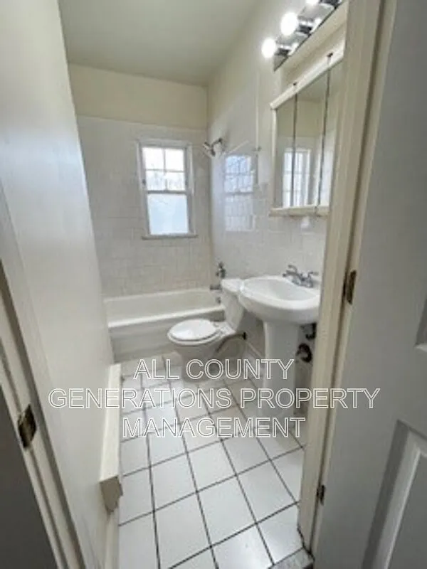 2 bed, 1.0 bath, $875 — Photo 3