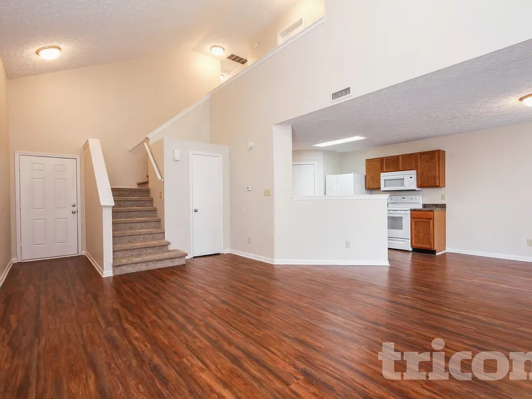 4475 Connaught East Dr — Photo 3