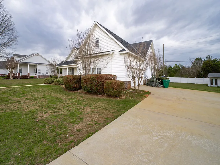 211 Silk Tree Trce — Photo 10