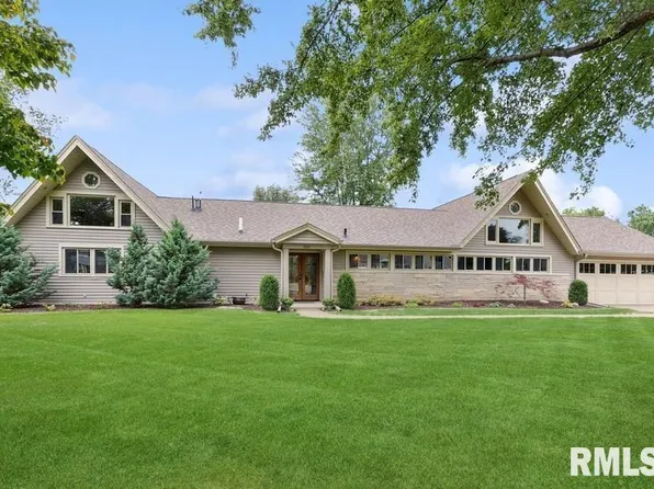 220 Circle Dr, Riverdale, IA 52722
