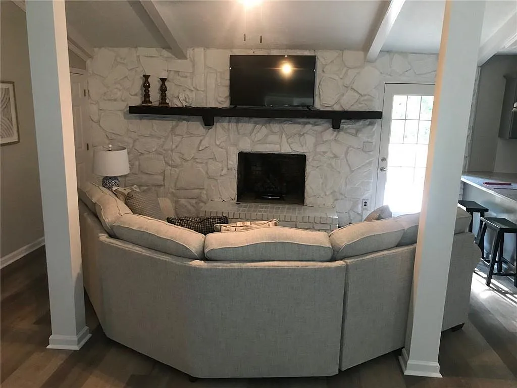 3 bed, 2.0 bath, 1454 sqft, $4,250 — Photo 2