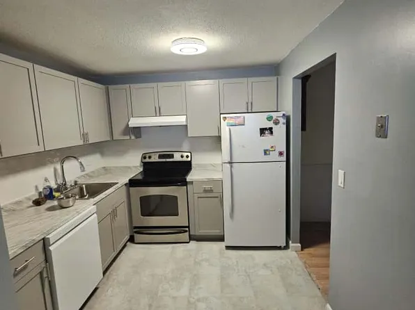135 English Village, Manchester, NH 03102