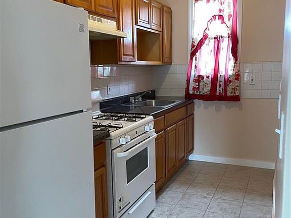 2nd image of 69 Orchard St #2