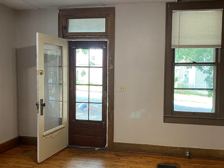 716 Seneca St — Photo 2