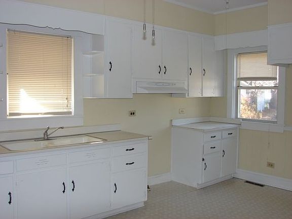 Spacious & Bright Kitchen