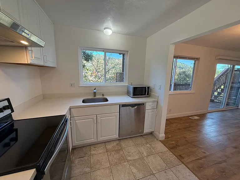 Scenic Ave Duplex — Photo 4