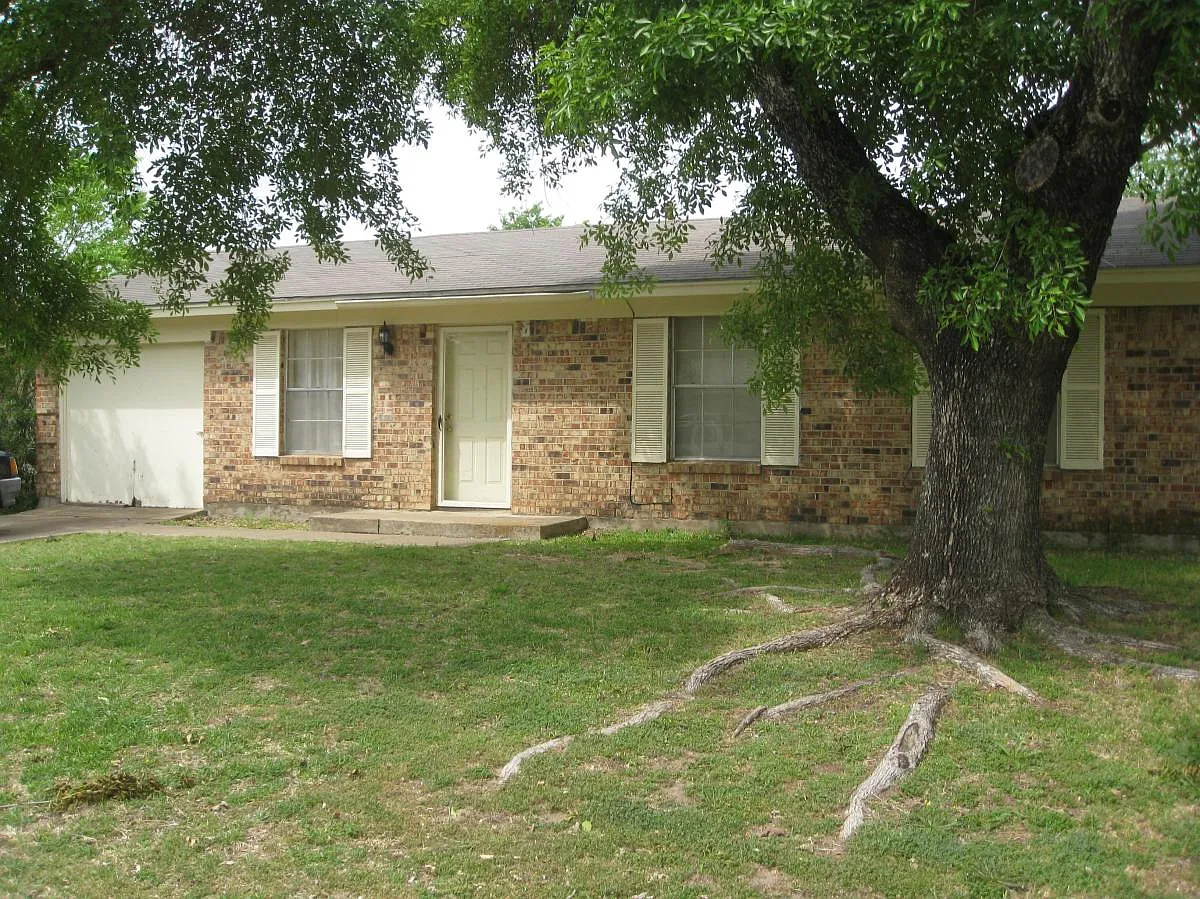 3 bed, 1300 sqft, $1,850 — Photo 1