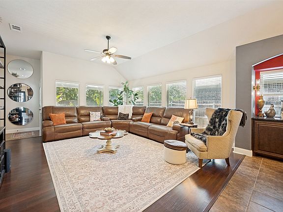 5th image of 403 Lakeview Dr