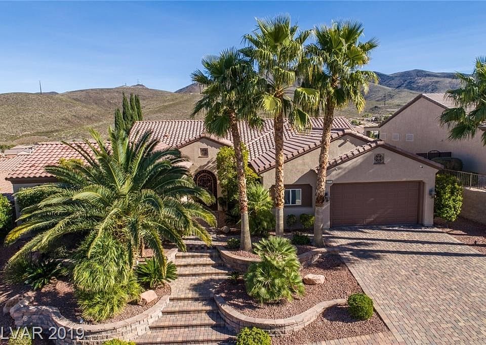 Welcome to 2172 Silent Echoes Drive in beautiful Sun City Anthem!