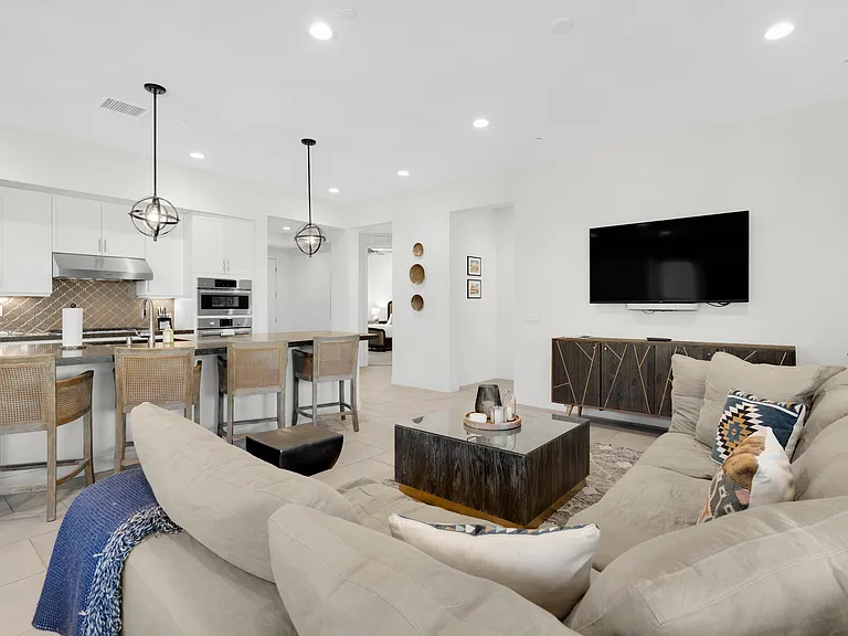 2402 Retreat Cir — Photo 34