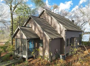 11 West Dr, Hartville, OH 44632