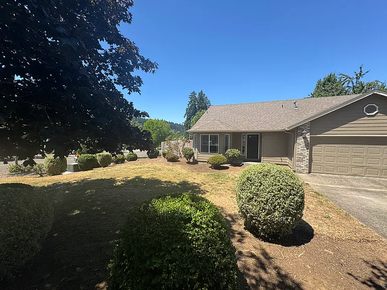 933 Pioneer Dr — Photo 2