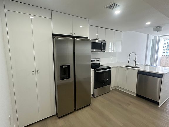 4th image of 10275 Collins Ave