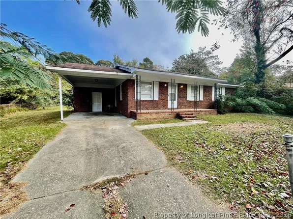 945 Lark Dr, Fayetteville, NC 28314