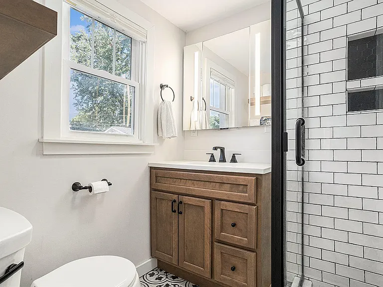 280 W 16th St — Photo 11